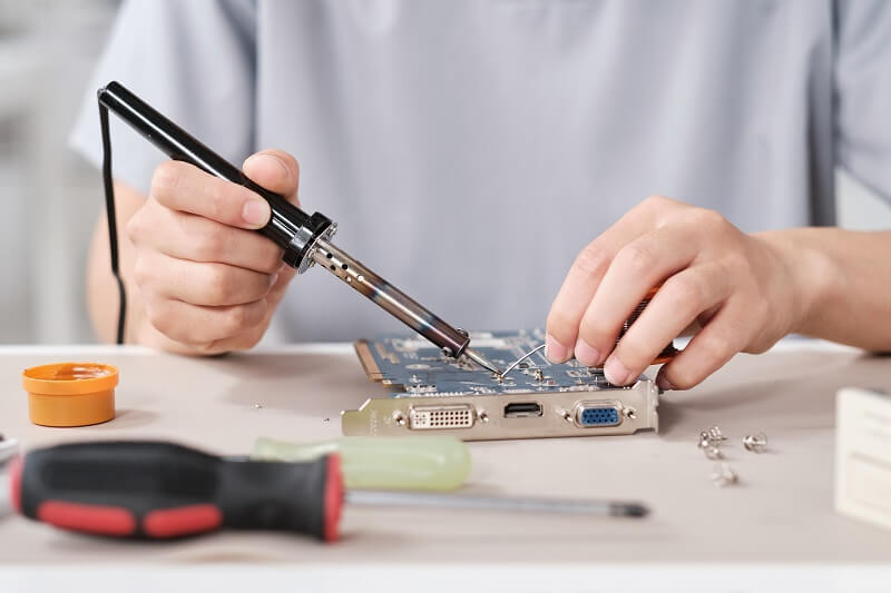 Lötzinn und Lötkolben